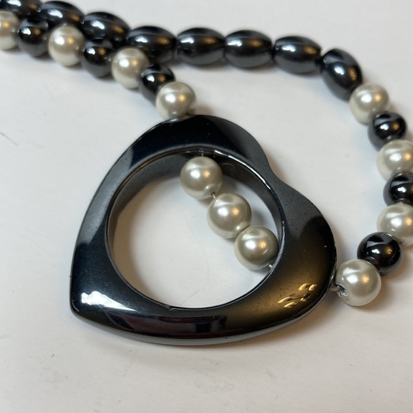 18" Magnetic  Heart Necklace - Picture 5 of 9